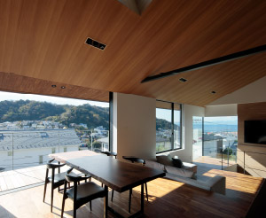 広いバルコニーのある家